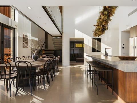 noa-by-the-lake-5-bed-gallery-02