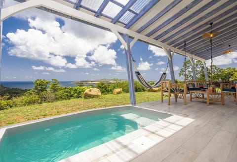 Piscine avec vue sur la mer