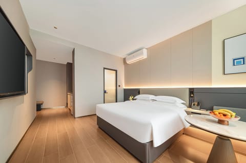 Deluxe View King Room | Desk, laptop workspace, blackout drapes, soundproofing