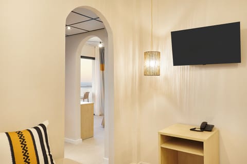 Family Room (Bed & Unlimited Brunch) | Laptop workspace, blackout drapes, iron/ironing board