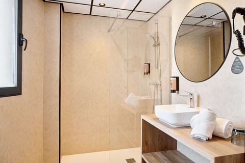 Standard Single Room, Balcony (Bed & Unlimited Brunch) | Laptop workspace, blackout drapes, iron/ironing board