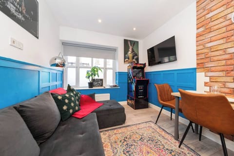 Apartment, 1 Bedroom | Living area