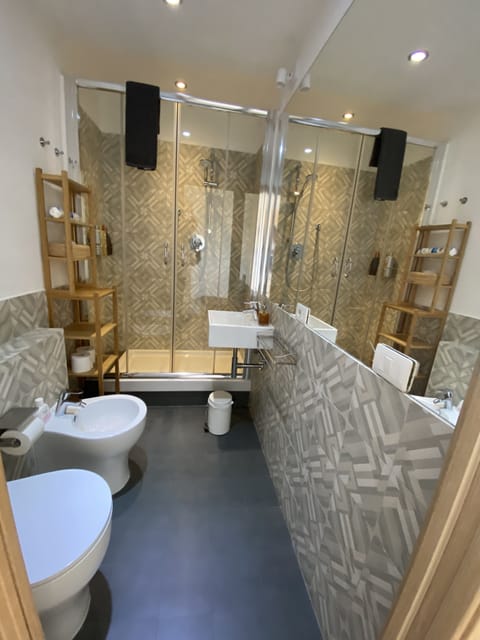 Deluxe Double Room, Balcony, Sea View | Bathroom | Shower, rainfall showerhead, designer toiletries, hair dryer