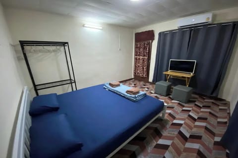 Standard Room, 1 King Bed, Balcony | Desk, WiFi (free), bed sheets