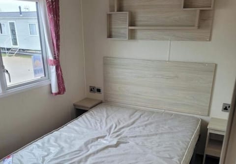 4 bedrooms, iron/ironing board, WiFi (free), bed sheets
