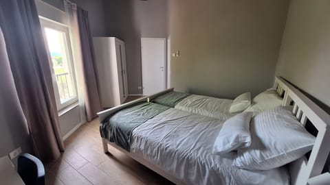 3 bedrooms, iron/ironing board, WiFi (free), bed sheets