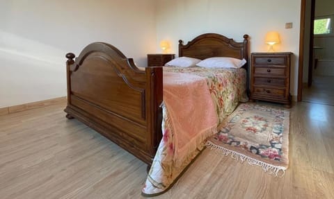 3 bedrooms, iron/ironing board, WiFi (free), bed sheets
