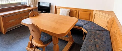 Apartment, Balcony, Mountain View | In-room dining