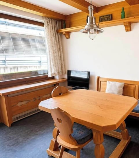 Apartment, Balcony, Mountain View | In-room dining