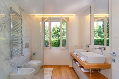 King Family suite | Bathroom | Free toiletries, hair dryer, bathrobes, slippers