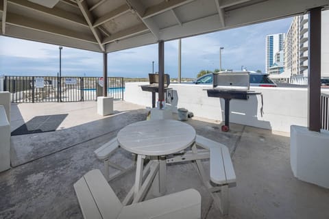 Condo, 2 Bedrooms | Outdoor dining