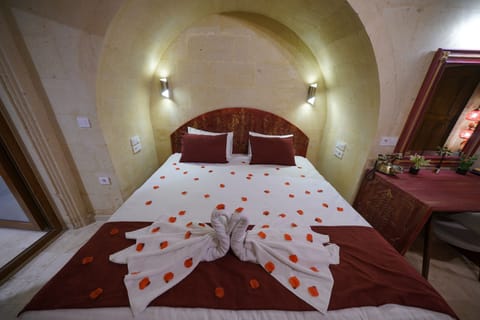 Deluxe Room, Mountain View | In-room safe, soundproofing, iron/ironing board, WiFi (free)