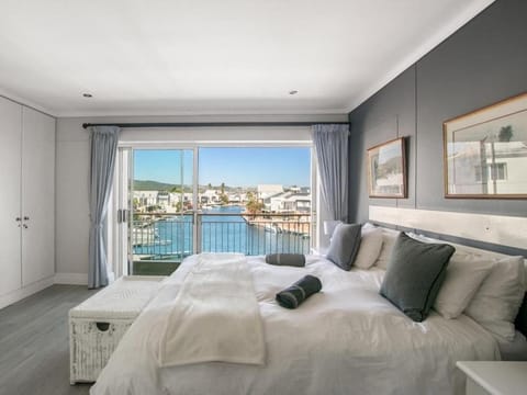 Comfort Apartment, Balcony, Marina View | Blackout drapes, iron/ironing board, WiFi (free)