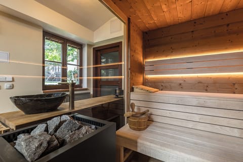 Sauna, hot tub