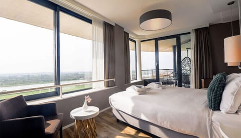 Stretch out in a sunlit corner room with balcony views.