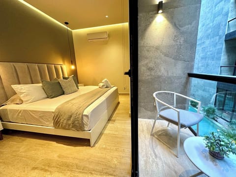 Bright 1-bedroom apartment with king bed and balcony