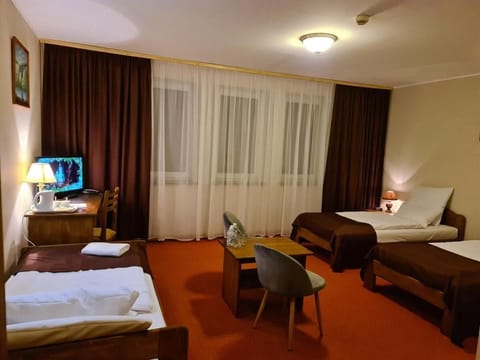 Classic Triple Room | In-room safe, desk, WiFi (free), bed sheets