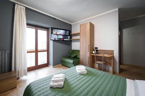 Deluxe Triple Room, Garden View | WiFi (free)