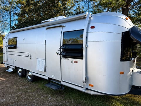 Avalon `72 is a beautifully restored 1972 Avion that celebrates the golden age of American camping. Inside you`ll find two comfortable twin beds, thoughtful modern amenities, and timeless aluminum styling—creating a stay that`s equal parts nostalgia and c