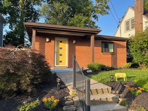 One floor living in quiet residential neighborhood, 3 blocks from groceries, restaurants, and bike/walk trail. Bike rentals on the corner.