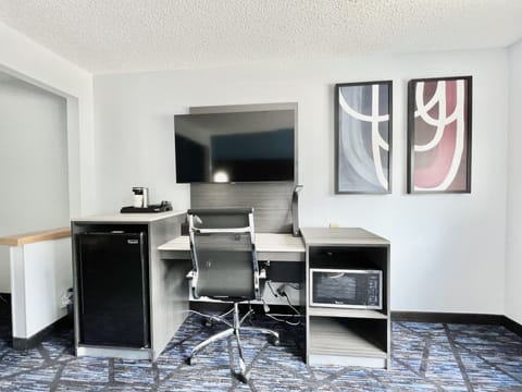 Suite, 1 King Bed, Non Smoking | Premium bedding, pillowtop beds, desk, laptop workspace