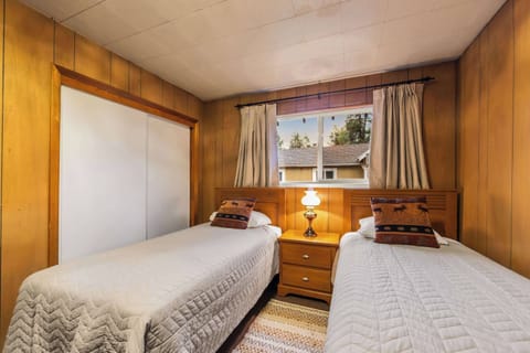 House, Multiple Beds, Mountain View (Paradise Bungalow) | 2 bedrooms, individually decorated, individually furnished, bed sheets