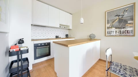 Apartment (12 A) | Private kitchen | Fridge, stovetop, electric kettle, cookware/dishes/utensils