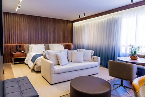 Suíte Royal King | Minibar, in-room safe, desk, laptop workspace