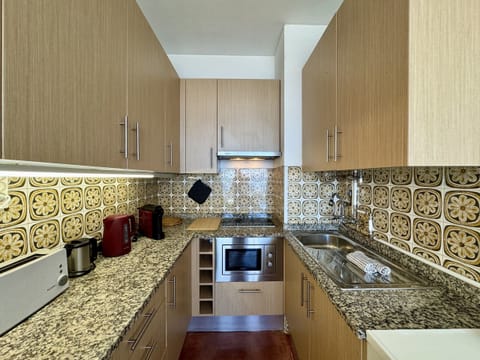 Coffee/tea maker, microwave