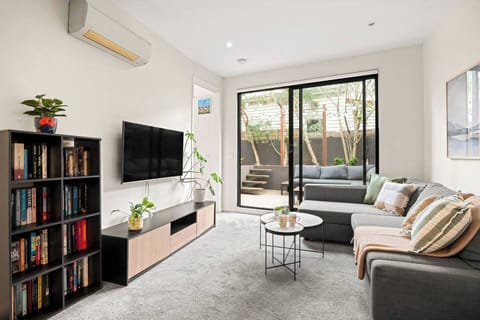 Settle into the living area’s soft grey L-shaped sofa, lose yourself in a good book or stream effortlessly on the Smart TV with Netflix, Prime Video and Apple TV, supported by an ethernet connection.