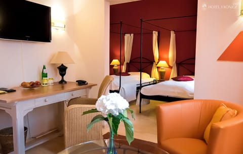 Twin Room, Non Smoking | Living area | Flat-screen TV