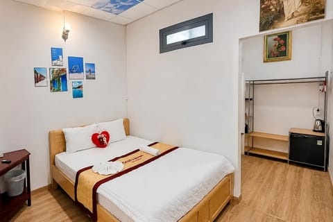 Standard Room, Garden View | Laptop workspace, WiFi (free), bed sheets