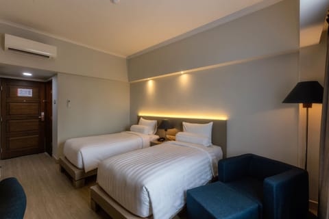 Executive Twin Room | Desk, WiFi (free), bed sheets