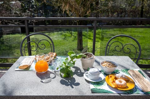 Daily buffet breakfast for a fee