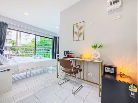 Comfort Double Room, 1 King Bed, Non Smoking, Private Bathroom | In-room safe, desk, laptop workspace, blackout drapes