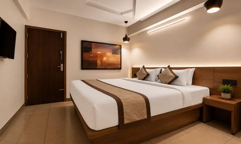 Deluxe Double Room, City View | In-room safe, soundproofing, iron/ironing board, WiFi (free)