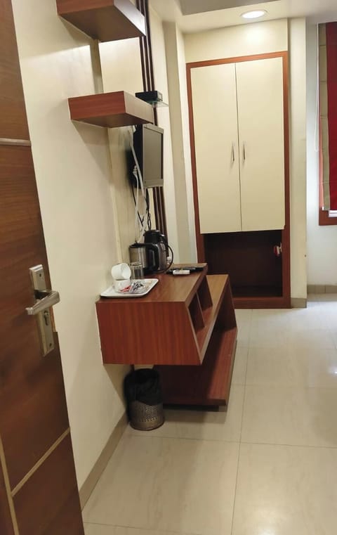 Deluxe Double Room | In-room safe, desk, laptop workspace, blackout drapes
