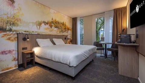 Wake up to soft daylight and cozy, hotel-fresh comfort.