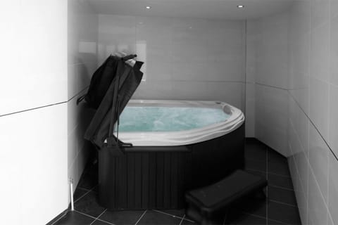 Suite, Hot Tub | Jetted tub