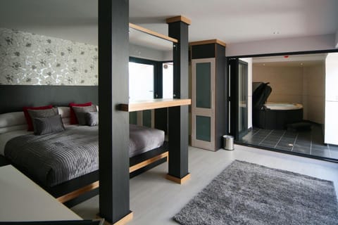 Suite, Hot Tub | Desk, iron/ironing board, free WiFi, bed sheets