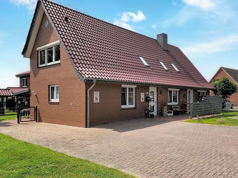 Building, Window, House, Roof, Residential Area, Home, Neighbourhood, Cottage, Human Settlement, Siding