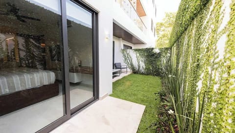 Disfuta del jardín privado con sillas de exterior