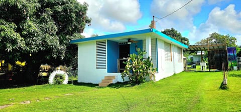 Charming tropical cottage with a spacious yard and sunny island vibes