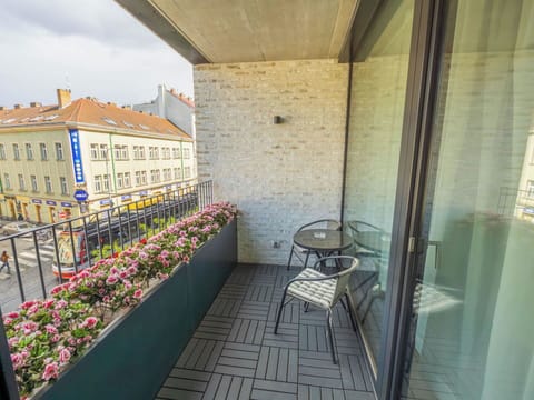 Apartment, Condominium, Balcony, Daylighting