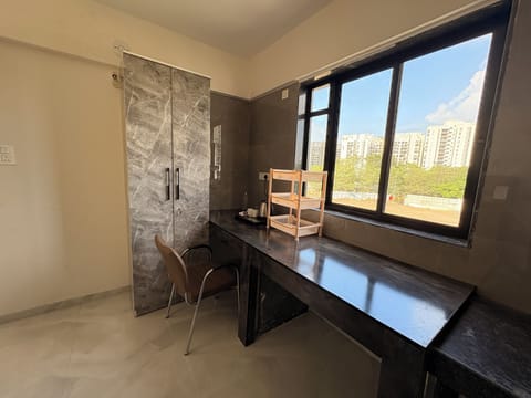Executive Apartment | Private kitchenette | Cookware/dishes/utensils