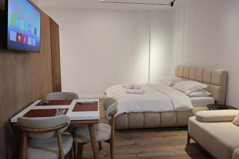 Deluxe Studio | Blackout drapes, soundproofing, WiFi (free)