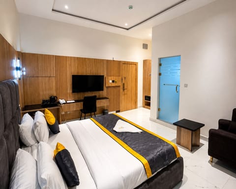 Premium bedding, desk, laptop workspace, WiFi (free)