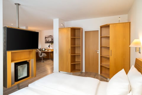 Junior Suite | Hypo-allergenic bedding, minibar, in-room safe, desk