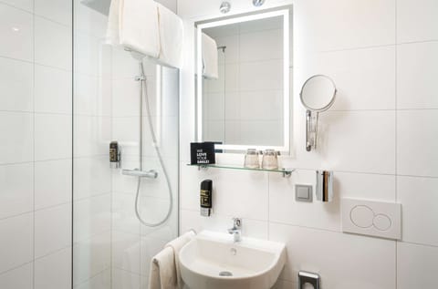 Superior Double Room | Bathroom | Free toiletries, hair dryer, towels