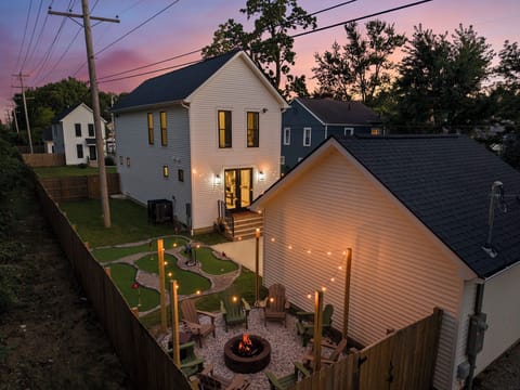 [Fully fenced private backyard | Relax next to 8-seat Fire Pit | Show your Putting skills on a 4-hole Mini Golf course]